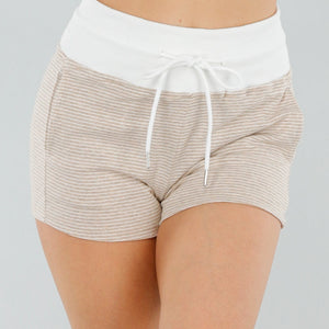 OP=OP.AV.06 Witte High Waist Short met Steekzakken