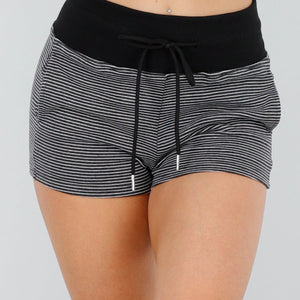 OP=OP.AV.06 Zwarte High Waist Short met Strepen