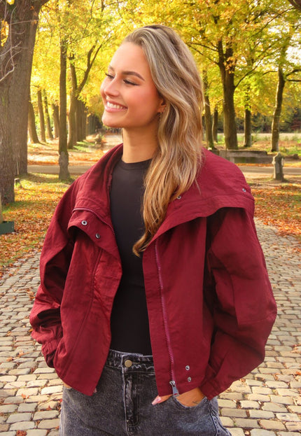 OP=OP.AV.10 Bordeauxrode Cropped Lightweight Jas