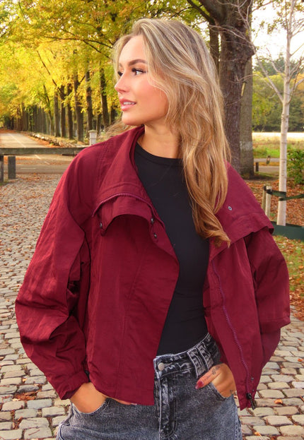 OP=OP.AV.10 Bordeauxrode Cropped Lightweight Jas