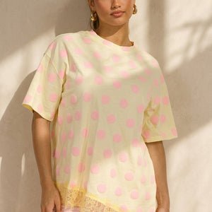 SALE30 Butter Yellow T-Shirt met Roze Stippen