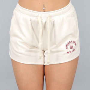 OP=OP.AV.09 Ecru Jogger Short met Rode Tekst