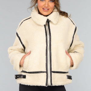 SALE30 Ecru Teddy Jas met Zwarte Details