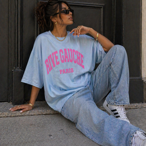 SALE30 Lichtblauw Oversized T-Shirt met Roze Tekst