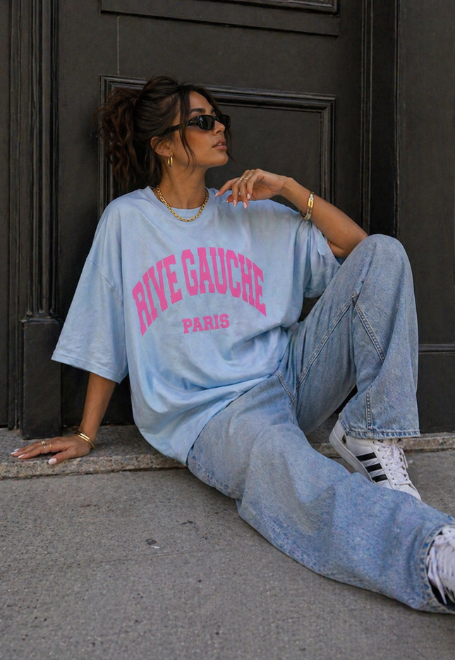 SALE30 Lichtblauw Oversized T-Shirt met Roze Tekst