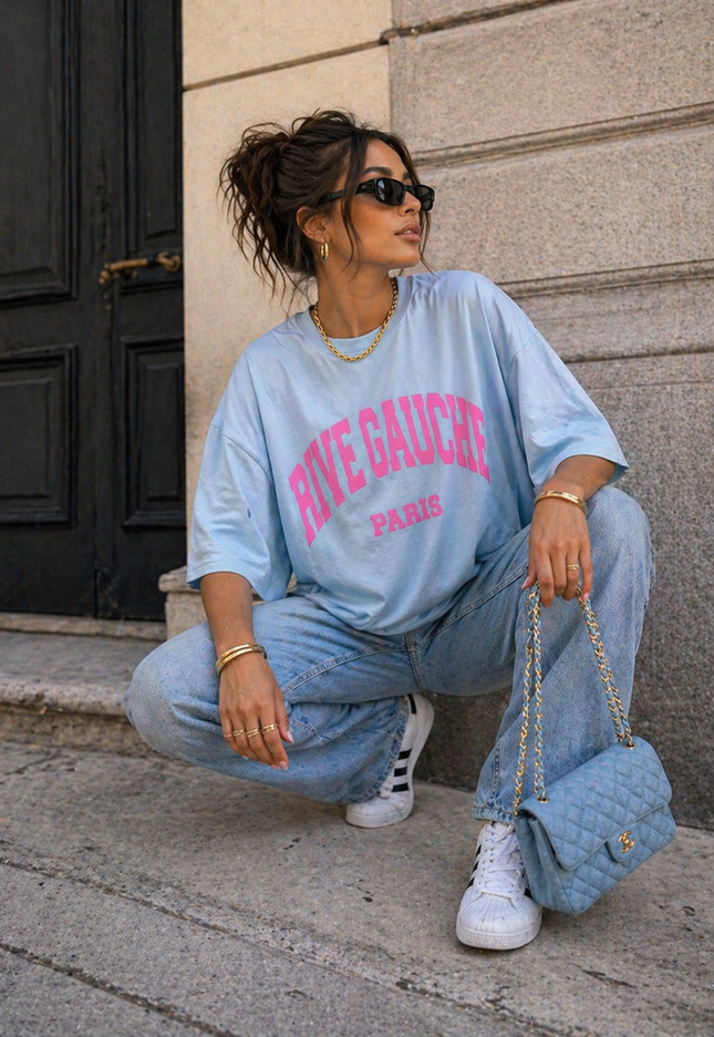SALE30 Lichtblauw Oversized T-Shirt met Roze Tekst