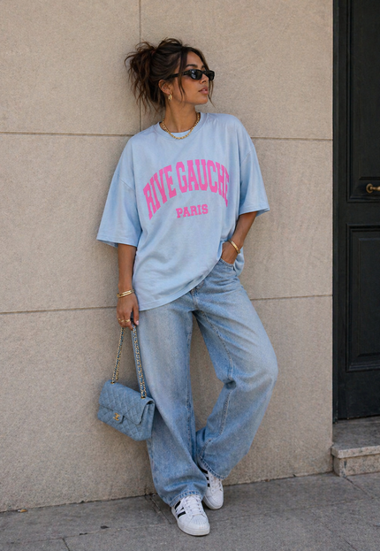 SALE50 Lichtblauw Oversized T-Shirt met Roze Tekst