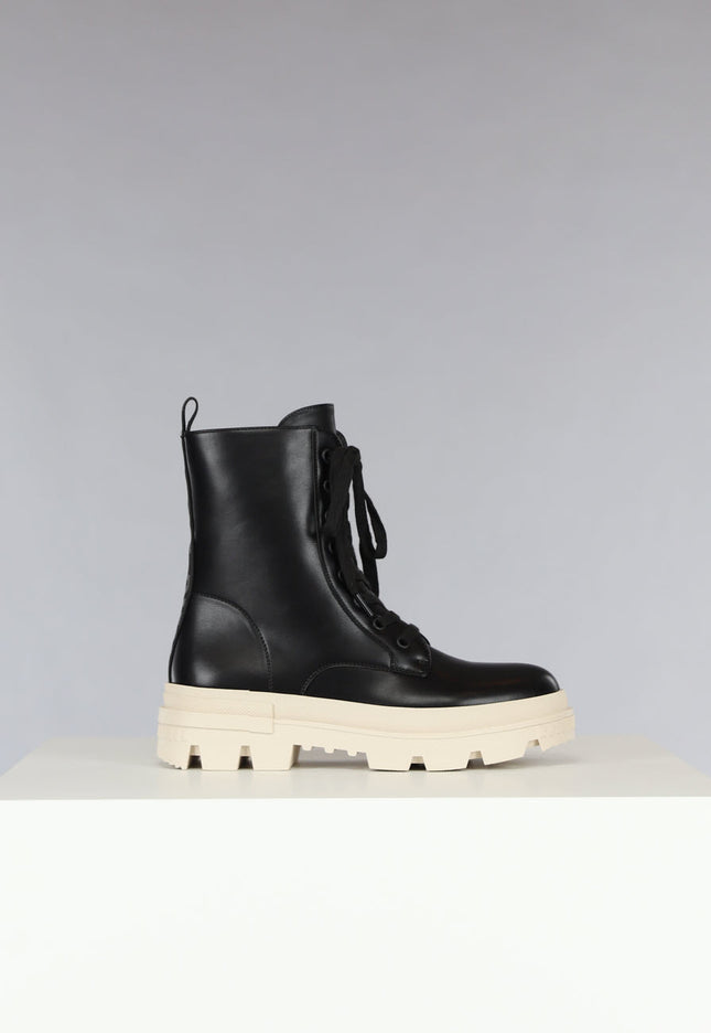 SALE50 Zwarte Veterlaarsjes met Beige Zool