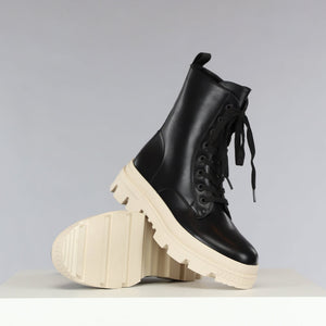 SALE50 Zwarte Veterlaarsjes met Beige Zool