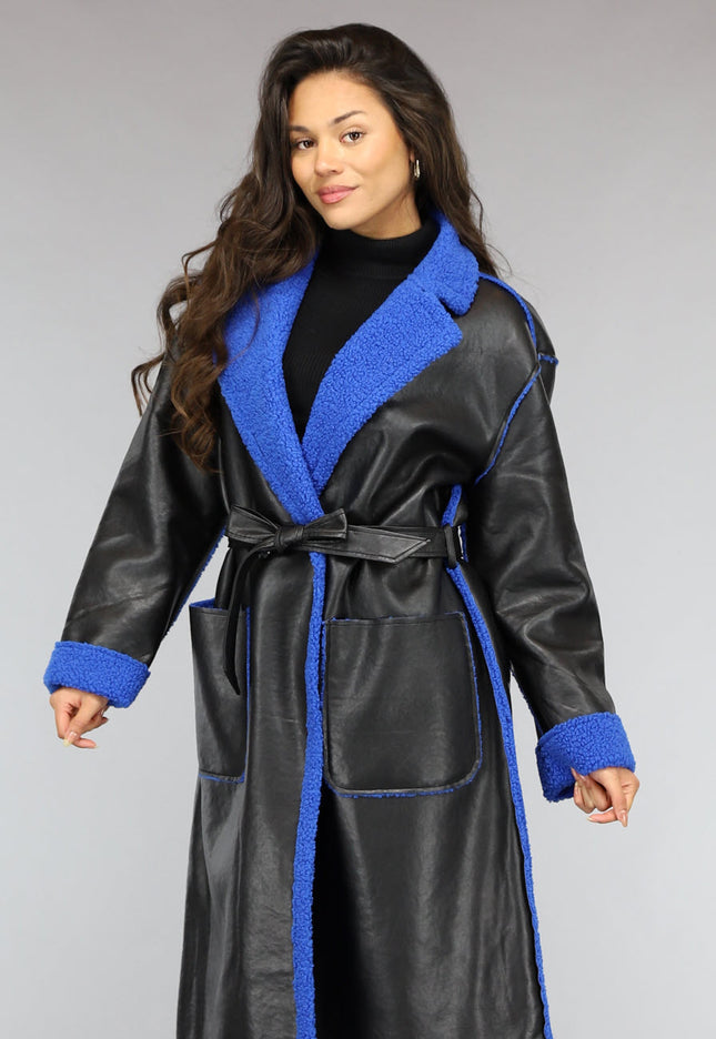SALE80 Zwarte Leren Trenchcoat met Blauwe Teddy Voering