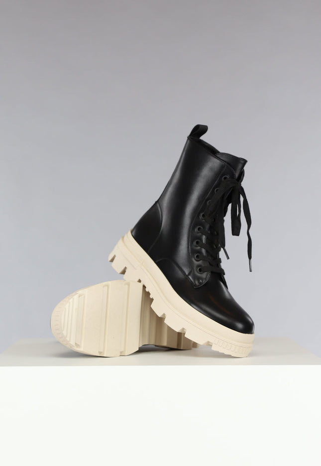 SALE80 Zwarte Veterlaarsjes met Beige Zool