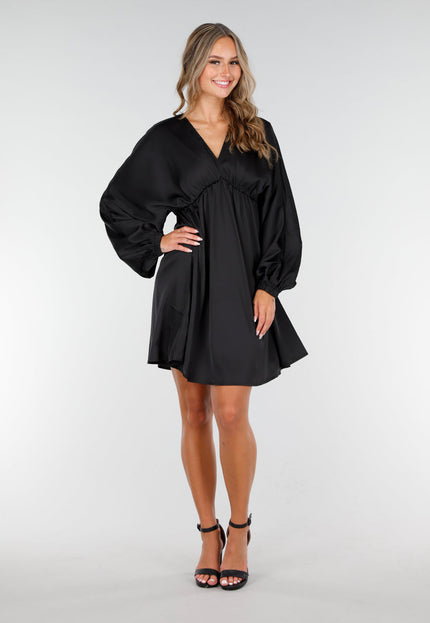 OP=OP.AV.12 Zwarte Satijnen Longsleeve Jurk